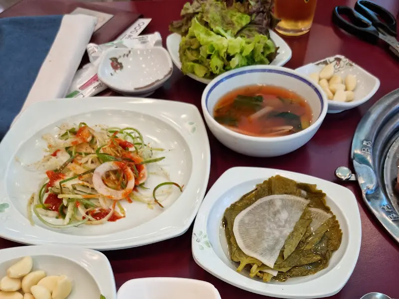 밑반찬이 차려진 테이블