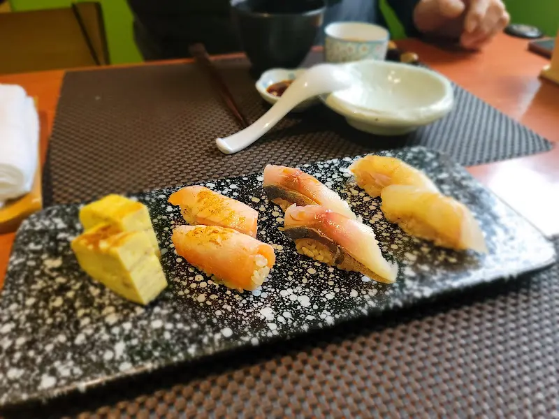 정갈하게 담겨 나온 스시