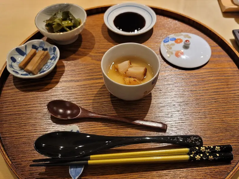 정갈하게 차려진 스시 코스 상차림