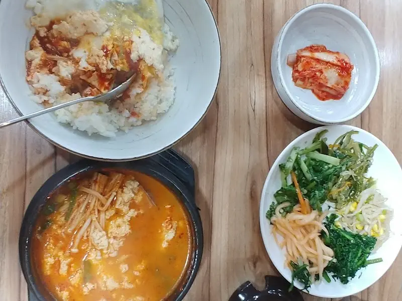비빔밥과 순두부찌개