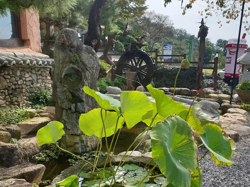 푸르른 나무와 정갈하게 꾸며진 정원의 모습