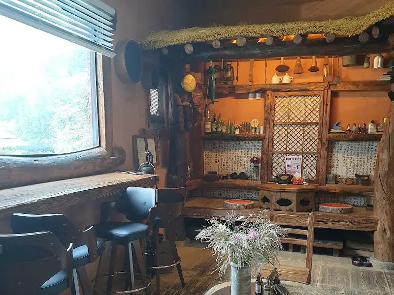 앤티크한 가구와 소품으로 가득한 실내