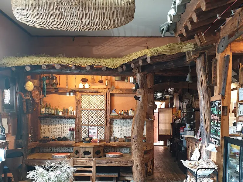 카페 내부의 고풍스러운 인테리어