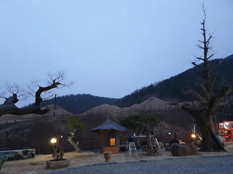 저녁 노을 아래 고즈넉한 카페 전경