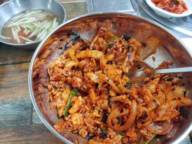맛깔스러운 닭갈비 볶음밥