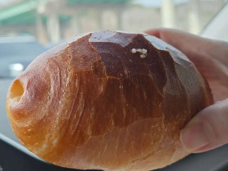 소금빵 단면