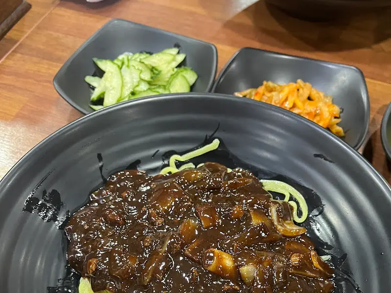 짜장 소스에 흑미 면이 찰싹 붙어있는 간짜장