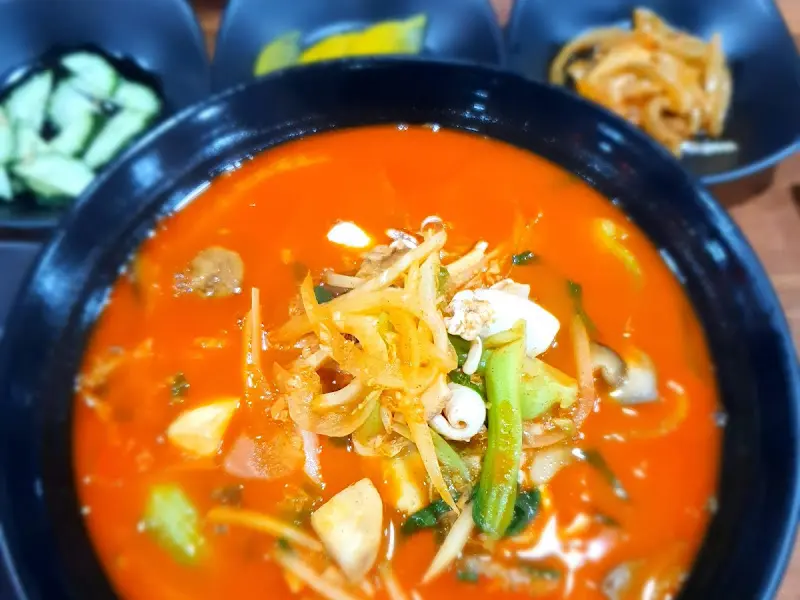 매콤한 국물이 일품인 짬뽕
