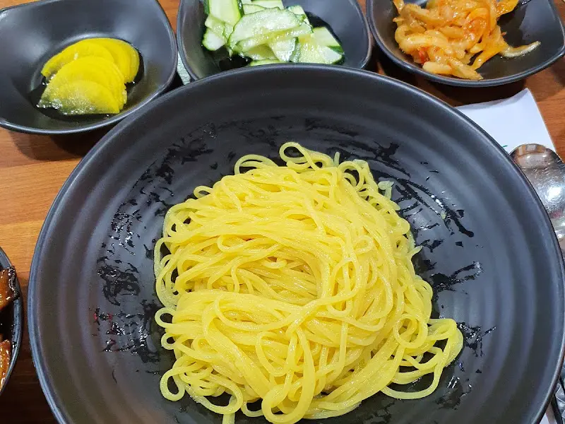 노란 빛깔 뽐내는 면발