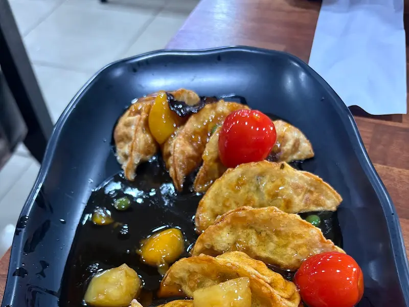 윤기가 흐르는 튀김 만두