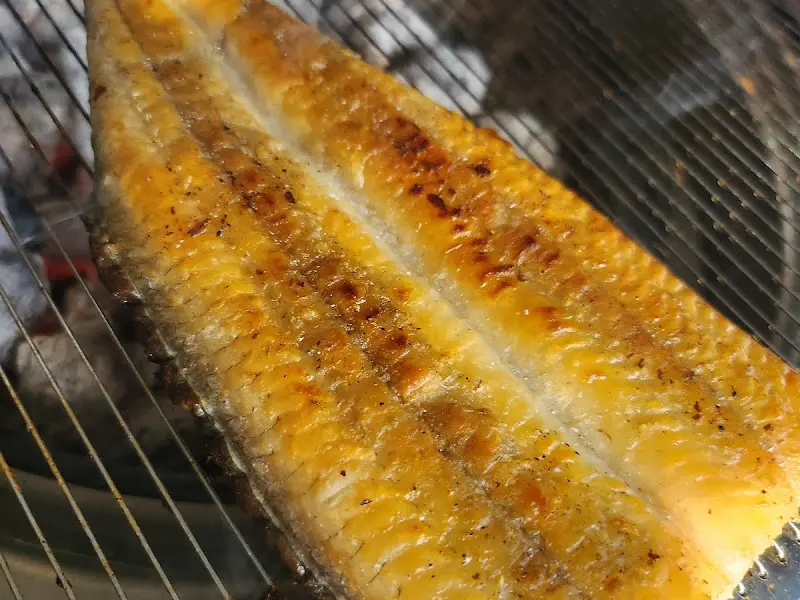 숯불 위에서 구워지는 장어