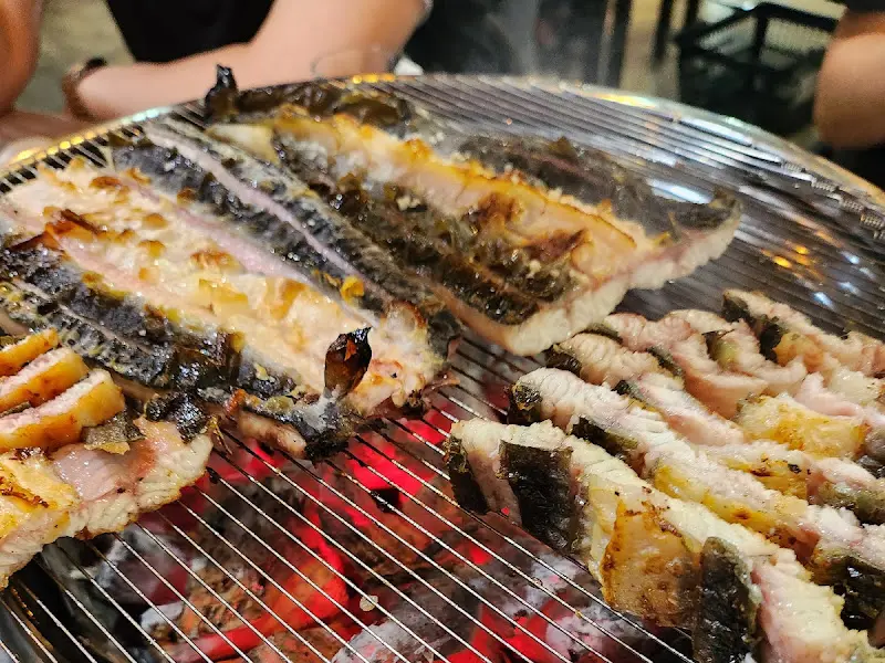 숯불 위에서 익어가는 장어