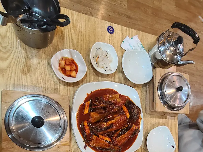 한 상 가득 차려진 코다리 정식