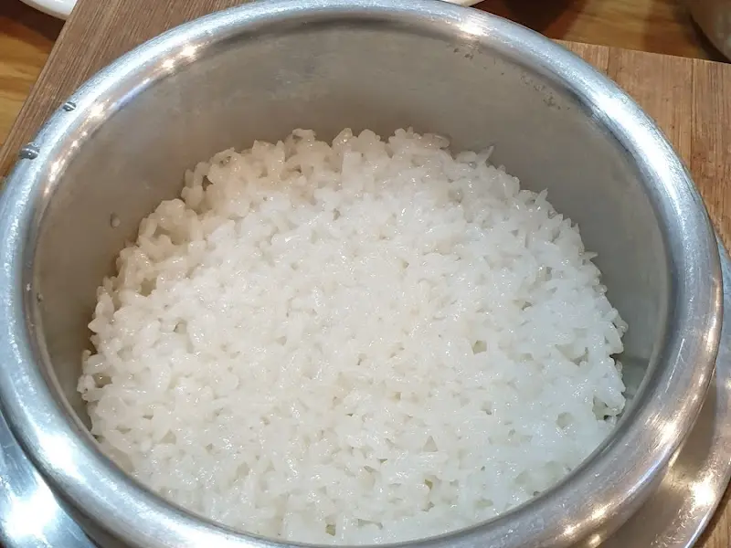 갓 지은 윤기 흐르는 솥밥