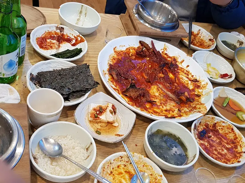 정신없이 먹어치운 흔적