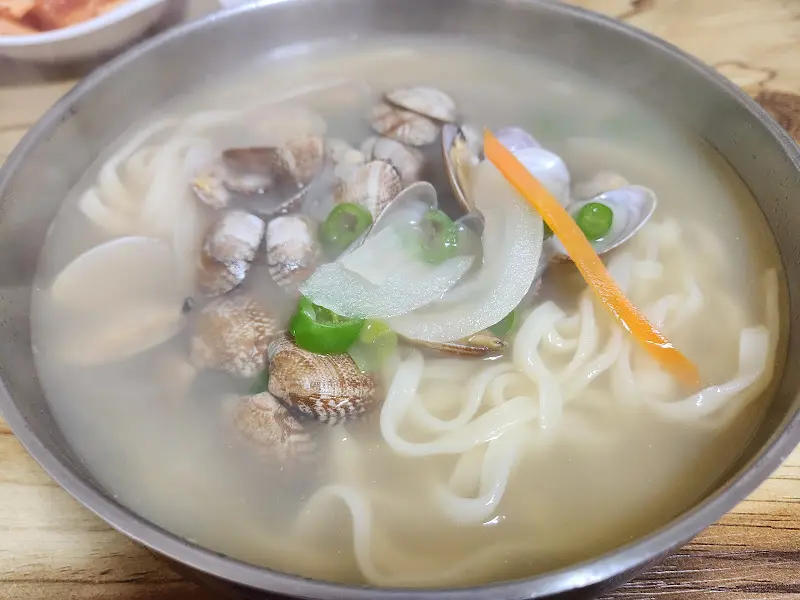 푸짐한 바지락 칼국수의 모습