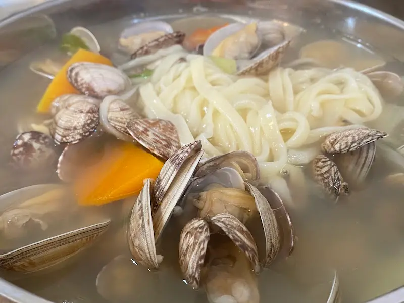 바지락과 면이 가득한 칼국수