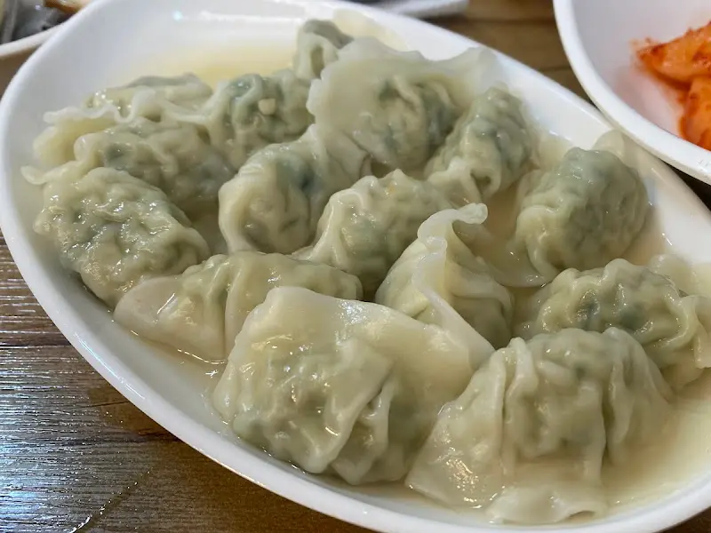 촉촉하고 윤기가 흐르는 만두