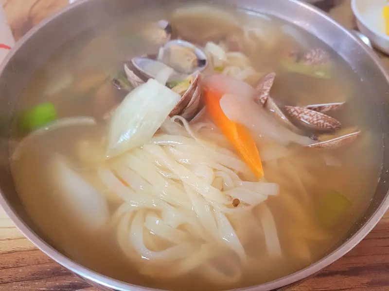 다양한 채소가 들어간 칼국수