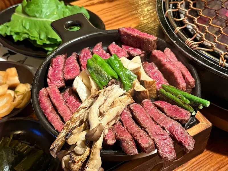 잘 구워진 소고기와 곁들임 채소