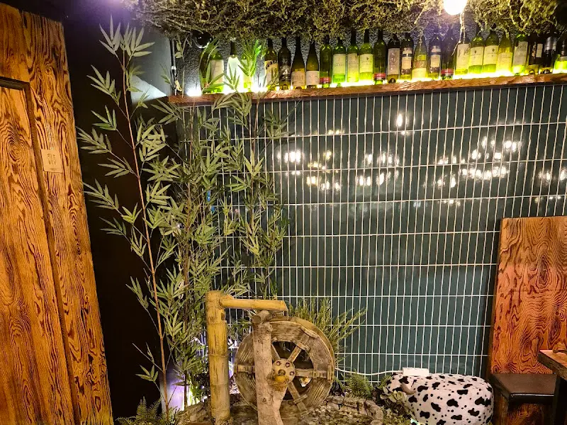 은은한 조명이 비추는 실내 인테리어