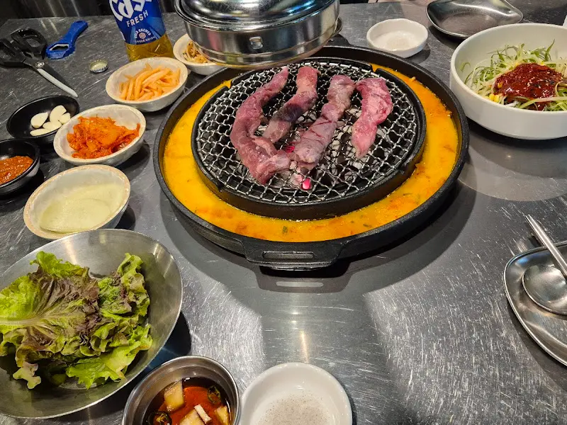 불판 위에서 익어가는 소고기