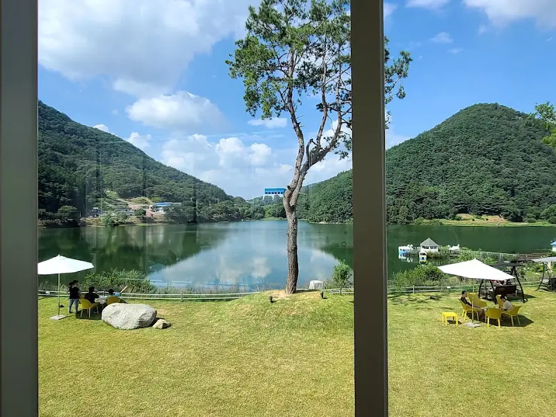 카페에서 바라본 용산저수지 풍경