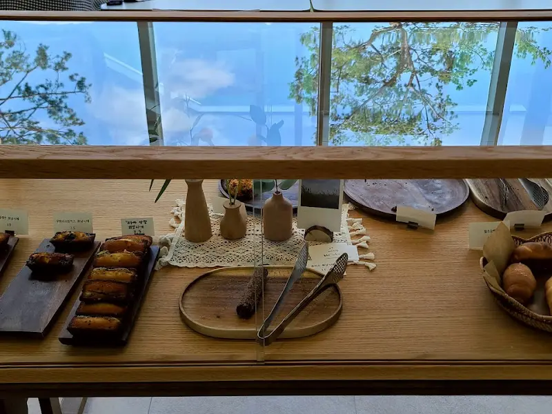 카페 내부의 베이커리 진열대