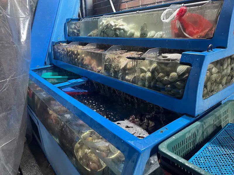 싱싱한 해산물이 가득한 수족관