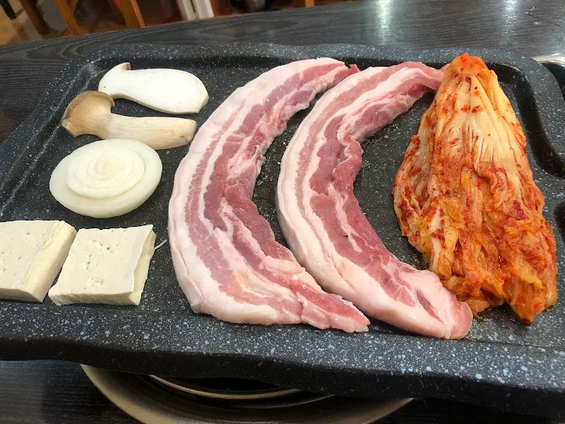 오겹살, 김치, 버섯의 환상적인 조합