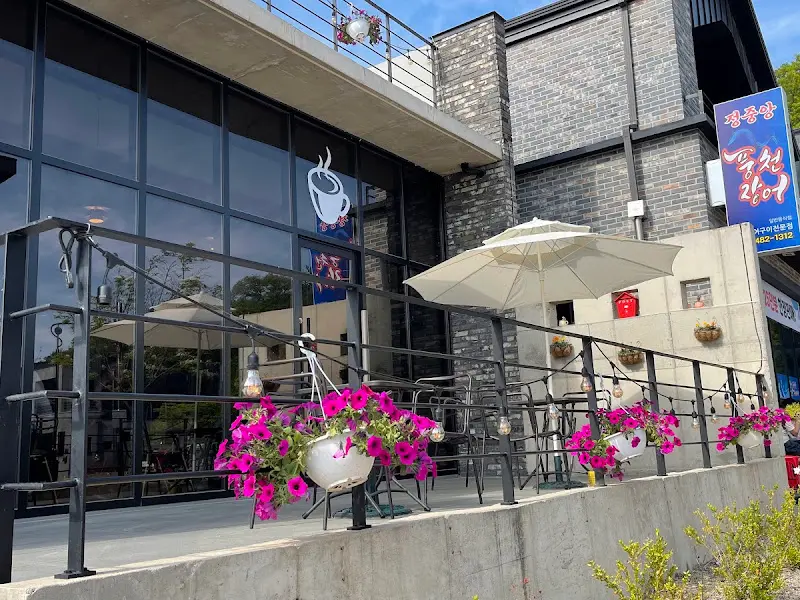 카페 외부 테라스