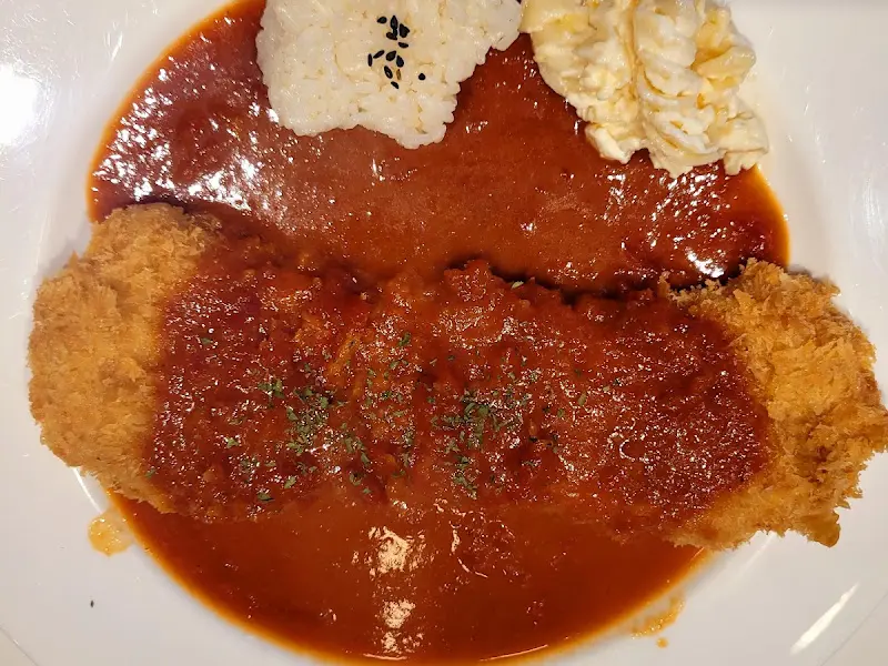 매콤한 소스가 듬뿍 뿌려진 돈가스