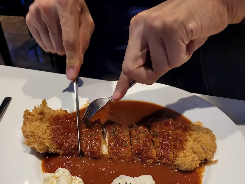 돈가스 자르는 모습