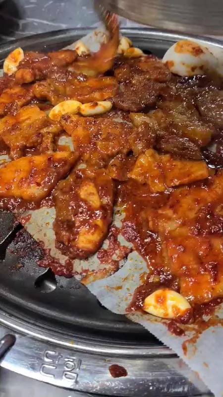 불판 위에서 익어가는 고추장 삼겹살