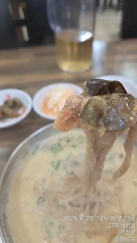 도토리들깨칼국수의 면발과 가지볶음