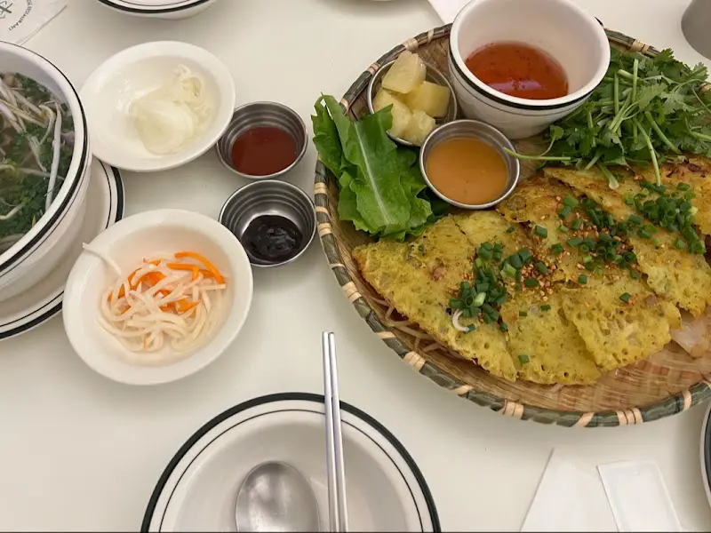 몬아 쁘띠뜨의 로제 해산물 쌀국수와 반쎄오 한 상 차림