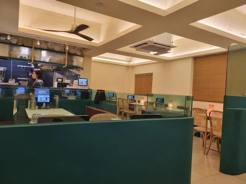 몬아 Petite의 테이블