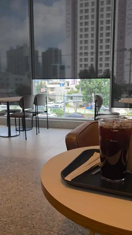 창밖 풍경을 바라보며 즐기는 아이스 아메리카노