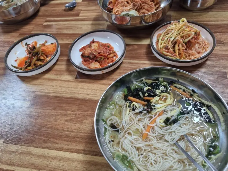 잔치국수와 비빔국수