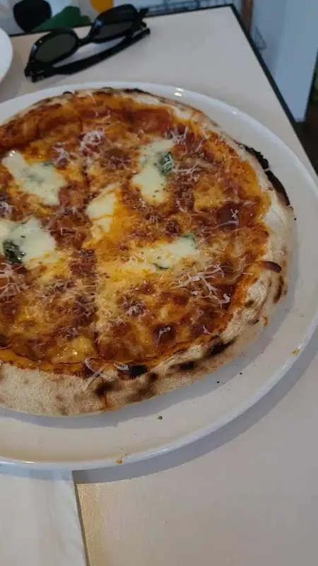 고르곤졸라 치즈가 녹아 있는 피자