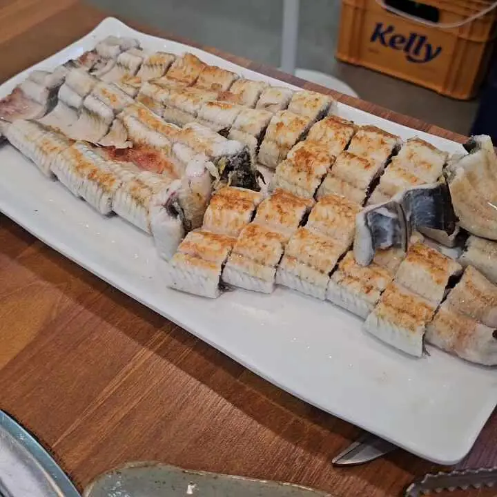 두툼하게 손질된 장어