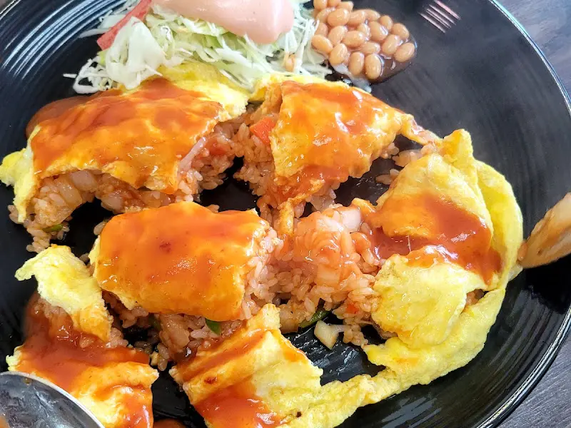 돈가스 소스가 듬뿍 뿌려진 오므라이스