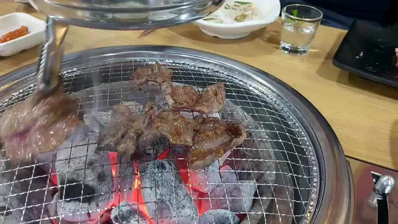 숯불 위에서 익어가는 고기