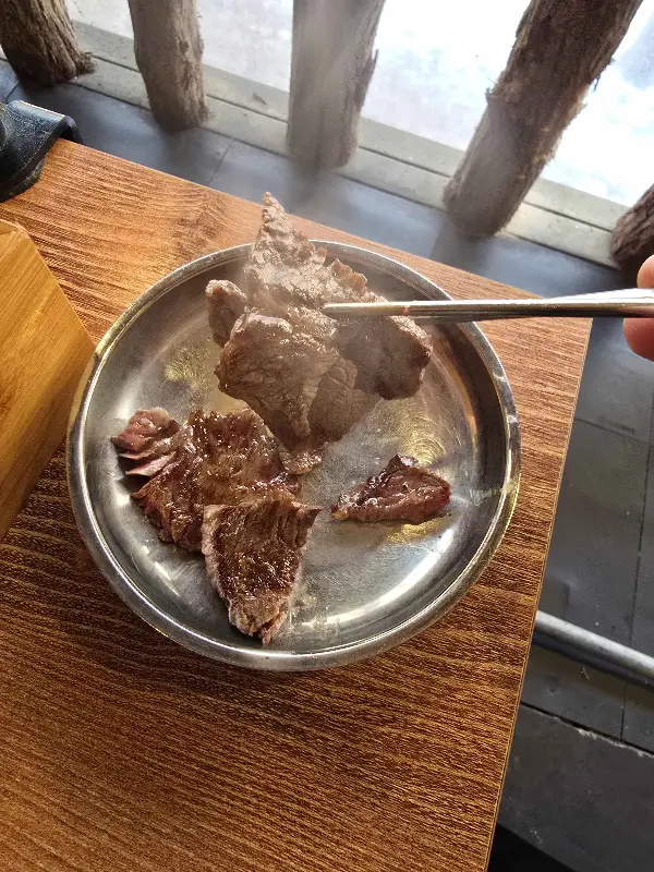 젓가락으로 집은 소고기