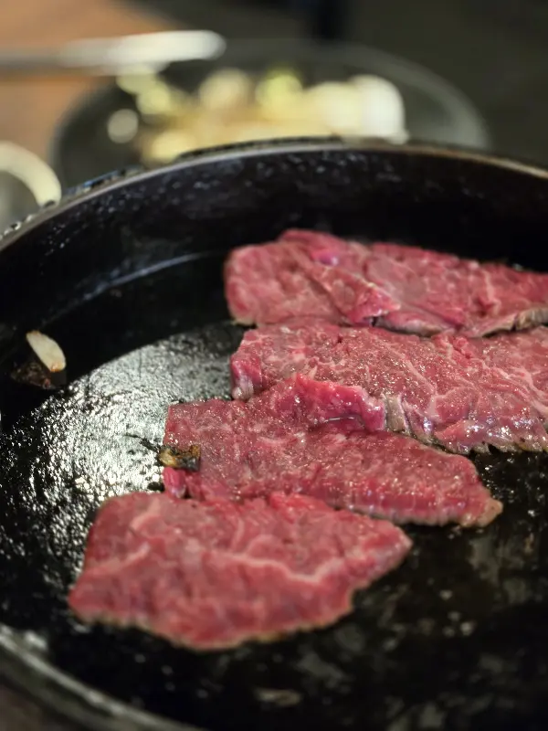 무쇠판에 구워진 소고기