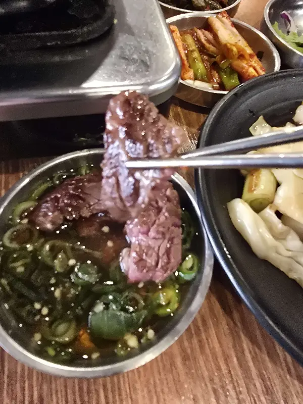 소고기를 소스에 찍어서