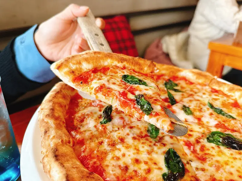 트리콜로레 피자 한 조각