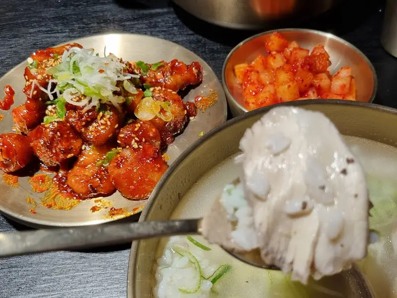 만찬을 즐기는 모습