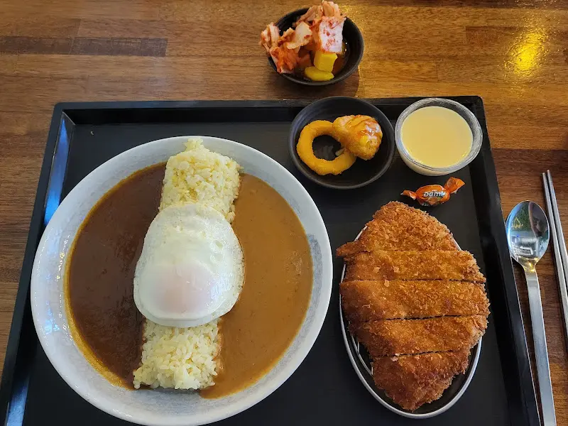 반반 카레와 돈까스가 함께 나오는 한 상 차림