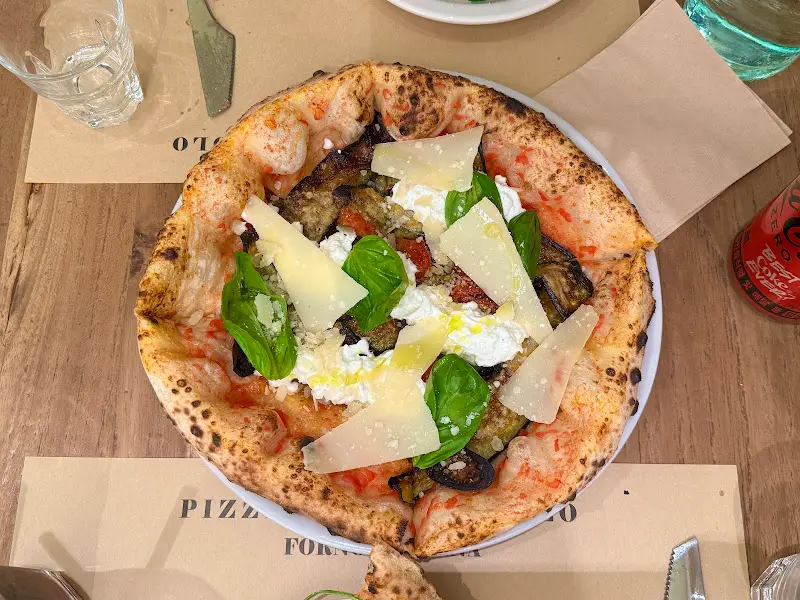 싱그러운 바질과 큼지막한 치즈 조각이 인상적인 포폴로 클라시카